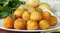 Страва, яка полонить ваше серце і шлунок: смачні картопляні кульки з сиром (РЕЦЕПТ)