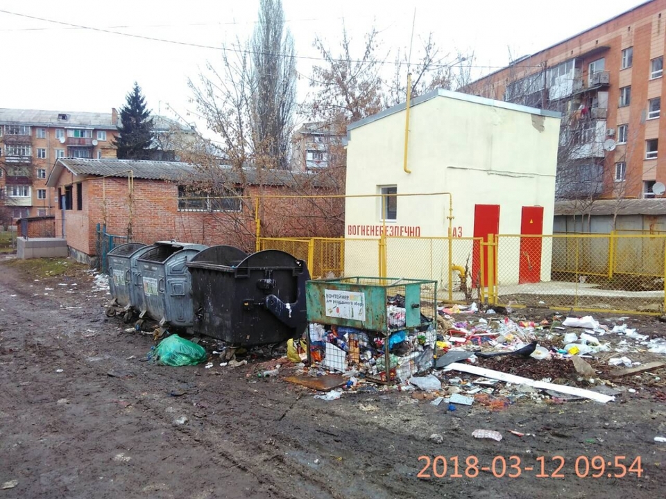 Так у березні виглядав сміттєвий майданчик на вулиці Степана Бандери