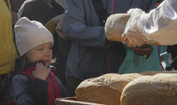 Без сліз не поглянеш: Який хліб окупанти роздають маріупольцям (ФОТО)