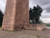 Надя=ONE LOVE: у Рівному вандали побували на Пагорбі Слави (ФОТОФАКТ)