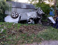На Рівненщині 25-річний на BMW врізався у дерево: Деталі аварії з понівеченим авто