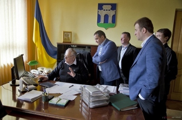 Павелко і Хахльов у кабінеті Хомка дивляться відеопрезентацію проекту реконструкції "Авангарду"