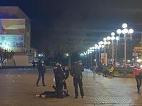 Поліція у центрі Рівного оточила чоловіка, що лежить на землі (ВІДЕО)