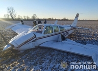 На Київщині впав літак. Потерпілих забрала «швидка» (ФОТО)