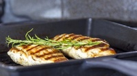Неймовірна курочка зі скоринкою на сковороді: простий спосіб приготувати м’ясо без духовки (РЕЦЕПТ)