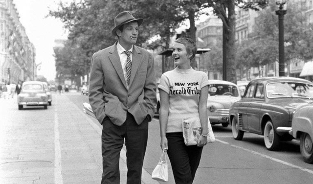 Ще раніше він закохується в молоду Американку, яка  поки продає газети на вулицях Парижу