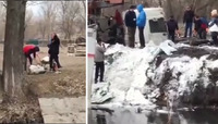 Вигрібали з води, приїжджали навіть на таксі: на Донбасі місцеві обікрали фуру, що перевернулася (ФОТО/ВІДЕО)