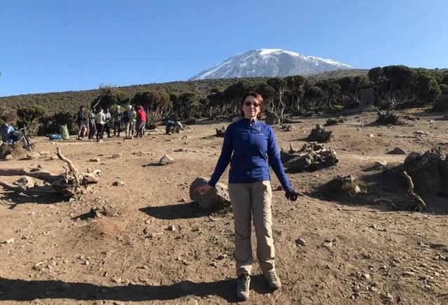 Надія Гладкевич на тлі Кіліманджаро