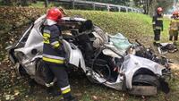 Загинули на місці: у Польщі авто з українцями на швидкості влетіло в дерево та перекинулося