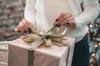 Ці 7 подарунків щастя не принесуть: Що не можна дарувати жінкам?