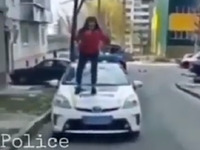 12-річна школярка з Рівного вискочила на авто патрульних (ВІДЕО)