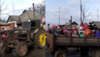 «Вміють люди гуляти»: на Рівненщині на причепі трактора везли «наречену» (ВІДЕО)