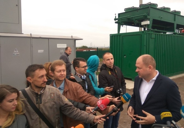 Іван Надєїн та журналісти Рівного -- біля зеленої біогазової станції -- на сміттєзвому полігоні