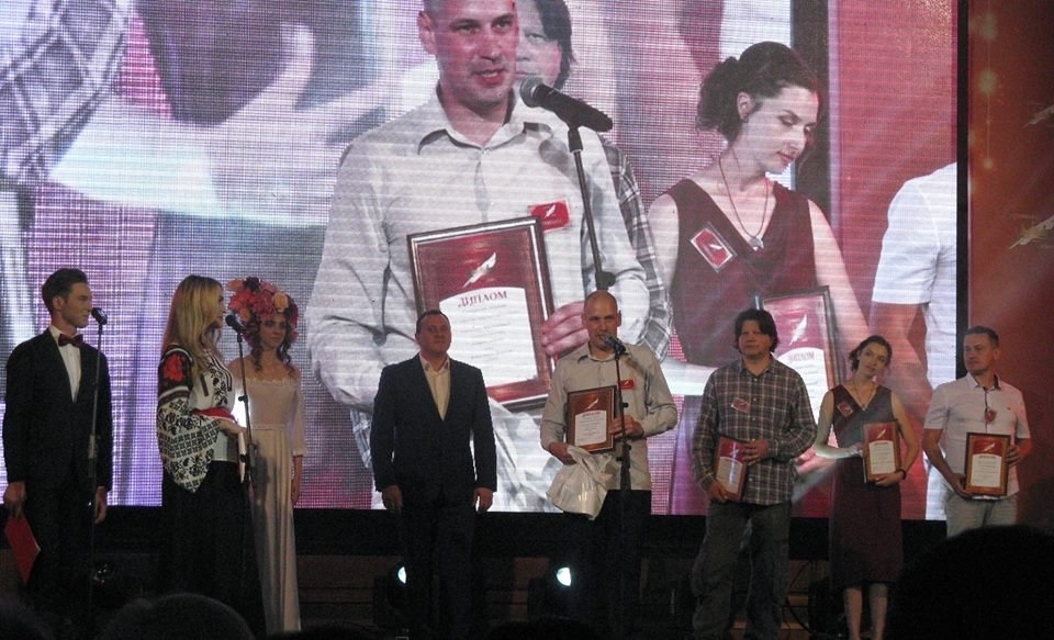 Фото - rivne1.tv  Микола Кирильчук отримує нагороду на "Коронації слова"
