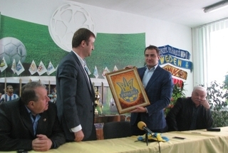 Андрій Павелко приймає бурштинову картину з рук Олексія Хахльова (м. Рівне)