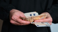 Кожному українцю — по 400 євро: ще одна країна передбачила допомогу