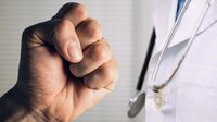«Лікар-бандит», — на Дніпропетровщині пацієнт напав на медика і зламав руку