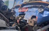 Потяг із пасажирами (226) протаранив вантажівку Volvo на Закарпатті: є потерпілі (ФОТО)
