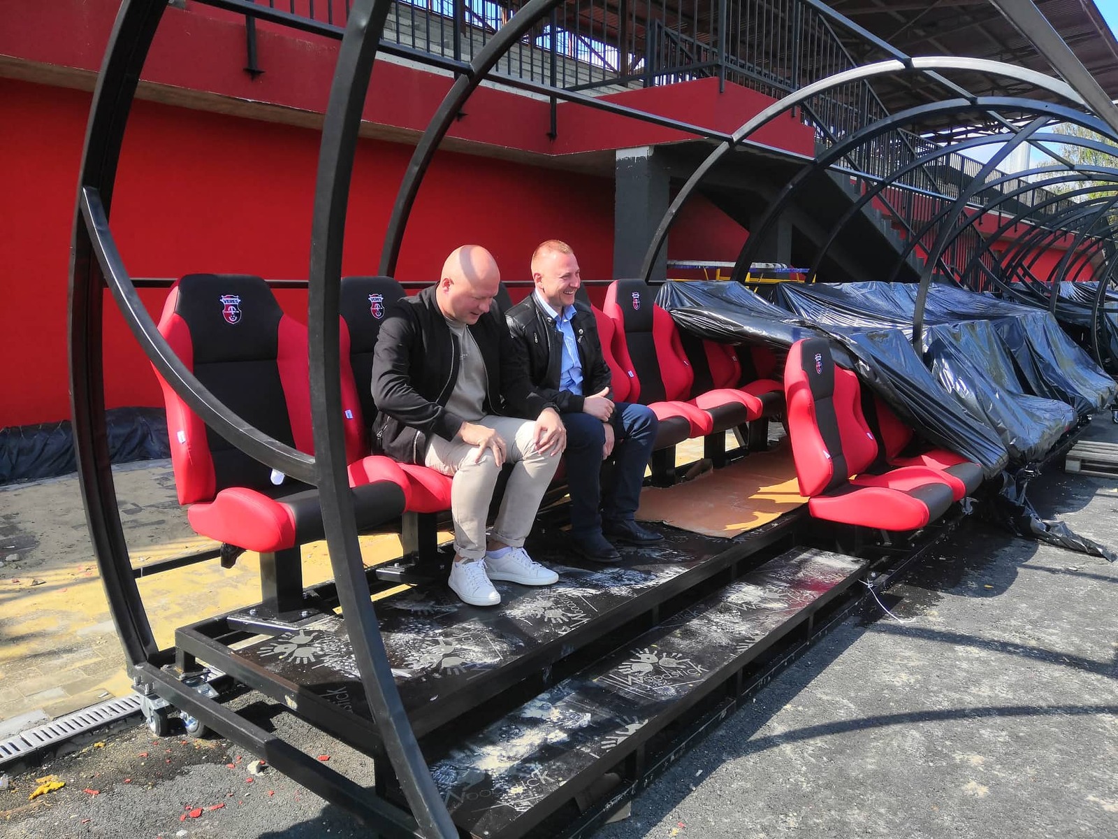 Іван Надєїн та Юрій Фалко випробовують нові сидіння на "Авангарді". 