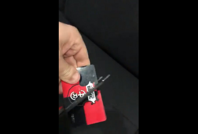Це скрин-шот із відео на якому реально ріжуть картку члена ФК "ВЕРЕС"