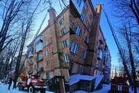Навпроти Рівненського міськвиконкому на даху працювали рятувальники. Вдалось уникнути біди (ФОТО)