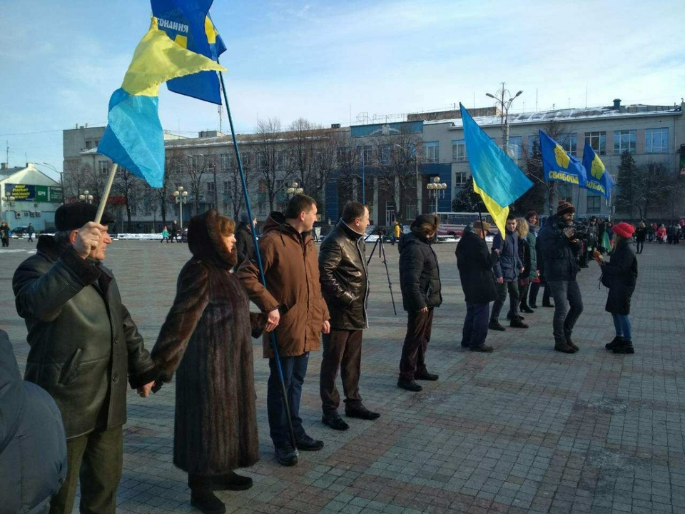 Так збирались люди, перед виконанням гімну України.