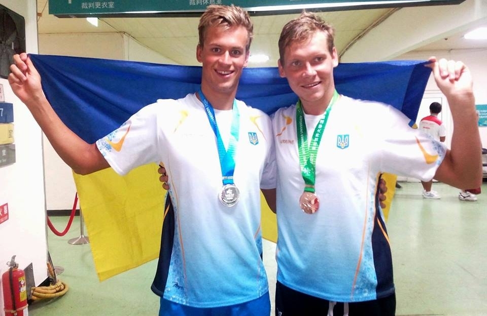 Михайло Романчук (зліва) показав перший час - 14.29,88. Сергій Фролов - третій - 14.38,01.