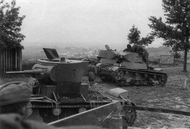 Німецькі солдати оглядають радянські танки в районі теперішньої "Гуманітарної гімназії"(с) ebay.de