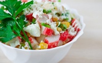 Улюблений крабовий салат по-новому – з помідорами, сиром і часником (РЕЦЕПТ)