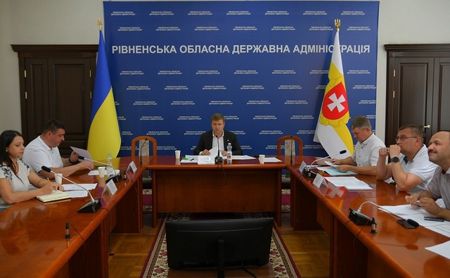 Голова Рівненської ОДА Віталій Коваль на фото - по центру