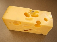 Сир з приміткою «НЕ ДЛЯ ПРОДАЖУ» можна купити у Рівному (ФОТОФАКТ)