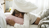 Сон обличчям у подушку: лікар розповідає про небезпечні наслідки