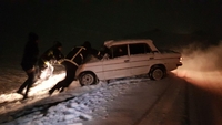 Рятувальники врятували четверо людей з автомобіля, який занесло у кювет (9 ФОТО)