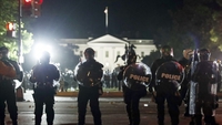 50+ поліцейських поранено, бійки, вибухи та пожежі  довкола Білого Дому; Трампа перевели у підземний бункер (ФОТО/ВІДЕО)