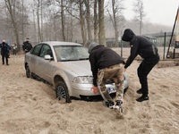 Автомеханік вкрав авто клієнтки і загруз в піску на пляжі
