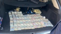 Біля Рівного в автомобілі митника правоохоронці знайшли понад 700 тисяч доларів США (ФОТО/ВІДЕО)