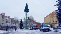 Ялинка – лита, не ПВХ: у Рівному триває монтаж головного новорічного дерева (ФОТОРЕПОРТАЖ)