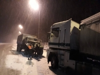 Рятувальники Рівненщини витягують вантажівки зі снігу (ФОТО) 