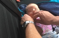 В застебнутій сумці та зимовому комбінезоні - поліцейські наздоганяли матір, що так носила немовля (ФОТО/ВІДЕО)