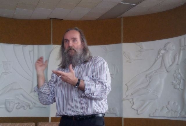 Композитор Любомир Мельник у обласній бібілотеці. Під час неформальної зустрічі із рівнянами.