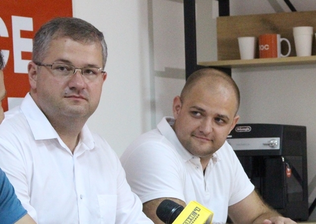 Микола Бляшин ліворуч, Андрій Пехотін - праворуч.