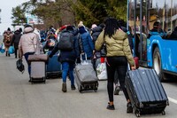 Українці активно мігрують: які країни обирають наші біженці, а з яких утікають?