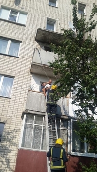 На Рівненщині чоловік випав з третього поверху і зачепився за балкон (ФОТО)