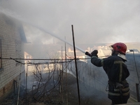 Дюжина вогнеборців рятувала будівлю поблизу Рівного (ФОТО)