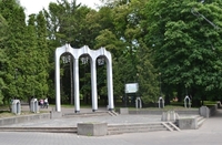 У центральному парку Рівного знесли вхідну арку (ФОТО)