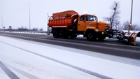 Шляховики впоралися з першим снігом на Рівненщині (ФОТО)