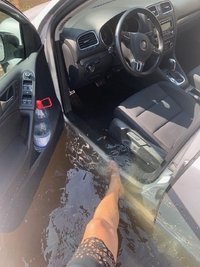 Рекорд дня: у Рівному злива затопила сидіння у салоні авто (ФОТО/ВІДЕО)