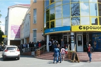 Черги «за роботою у Польщі» помітили біля одного з банків у Рівному (ФОТО)