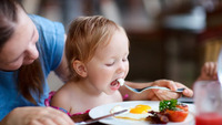 Чому батькам не можна доїдати їжу за дітьми: пояснюють народні прикмети 