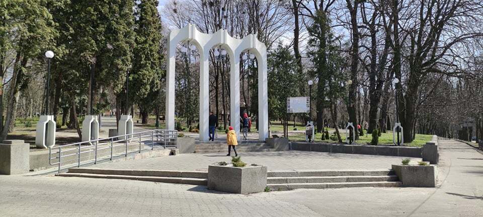 Оновлена арка у парку ім. Шевченка в Рівному